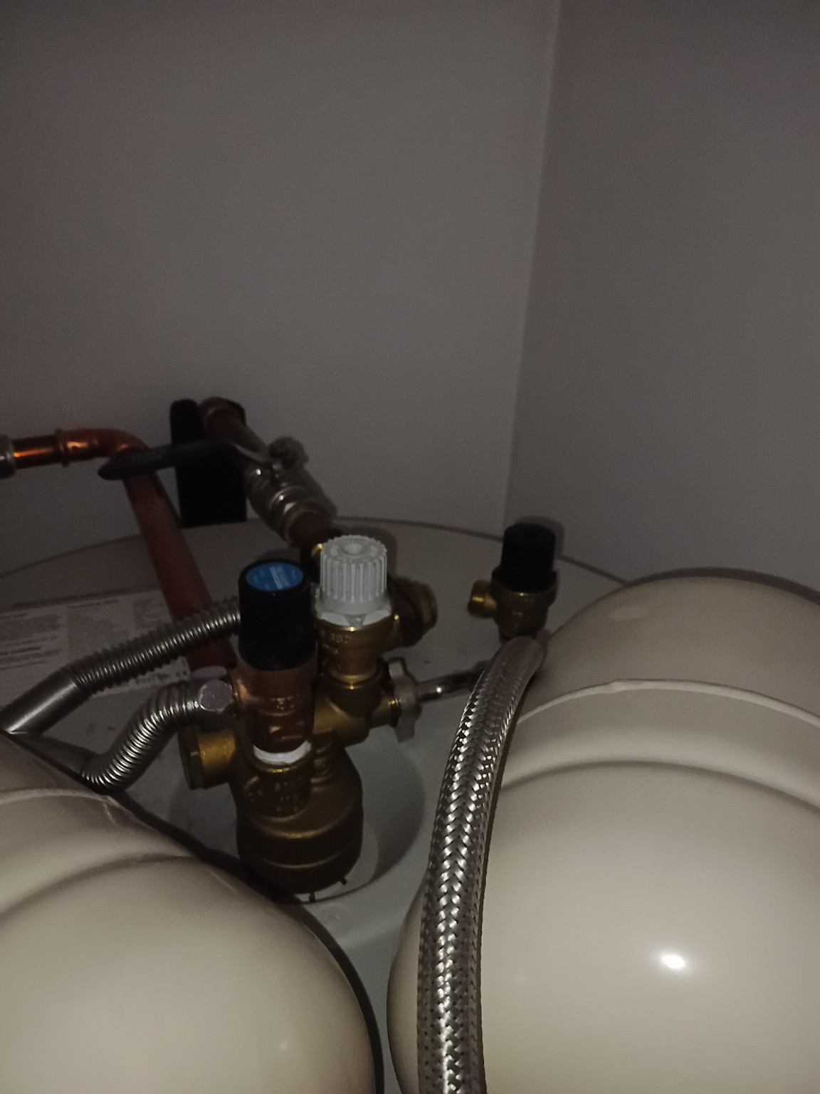Two external expansion vessels and pressure-control fittings above an OSO cylinder
